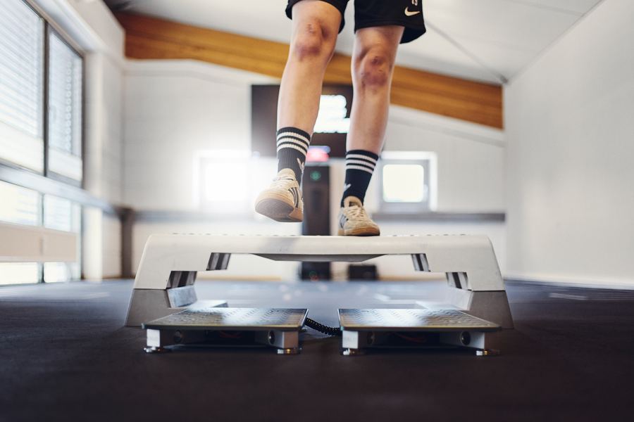 Sprungtraining auf der Koordinationsplattform, Nahaufnahme